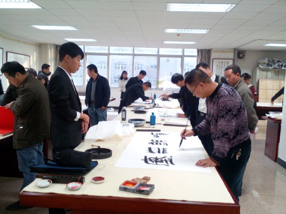 翰墨飄香潤心田，藝術傳承譜新篇——我校成功舉辦“書法藝術進校園”座談會暨“特聘書法家”授聘儀式